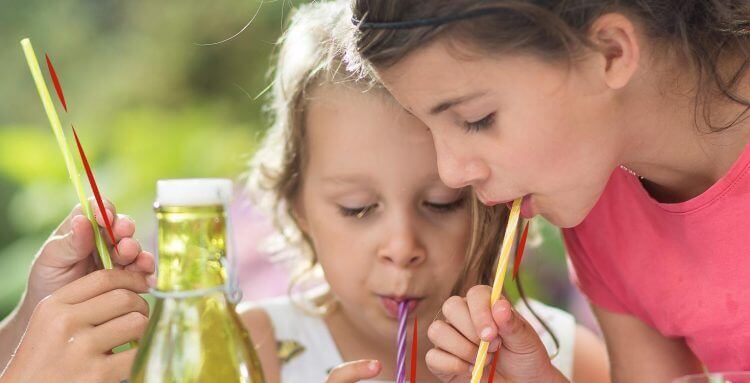 DI ADIÓS A LOS REFRESCOS: CONSIGUE QUE TUS HIJOS BEBAN AGUA CON ESTOS CONSEJOS