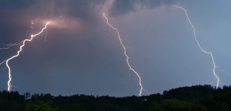 CÓMO EVITAR DAÑOS POR TORMENTAS Y RAYOS