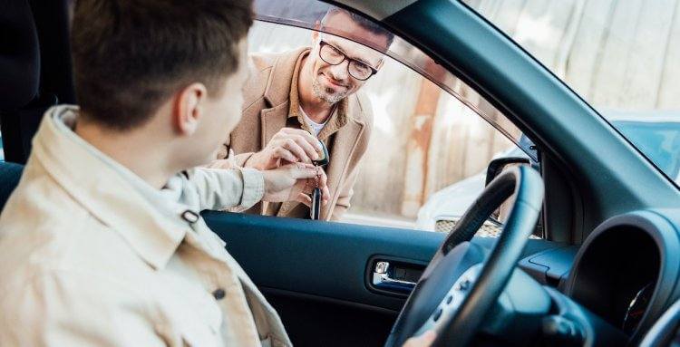 ¿CÓMO HACER UN CAMBIO DE TITULARIDAD DE UN COCHE?