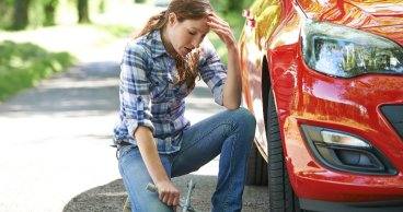 ¿QUÉ HACER ANTE UN PINCHAZO DE RUEDA DE COCHE?
