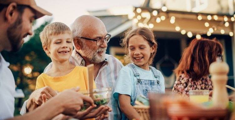 FIESTAS DE PUEBLO CON NIÑOS Y ADOLESCENTES: CONSEJOS PARA DISFRUTARLAS EN FAMILIA