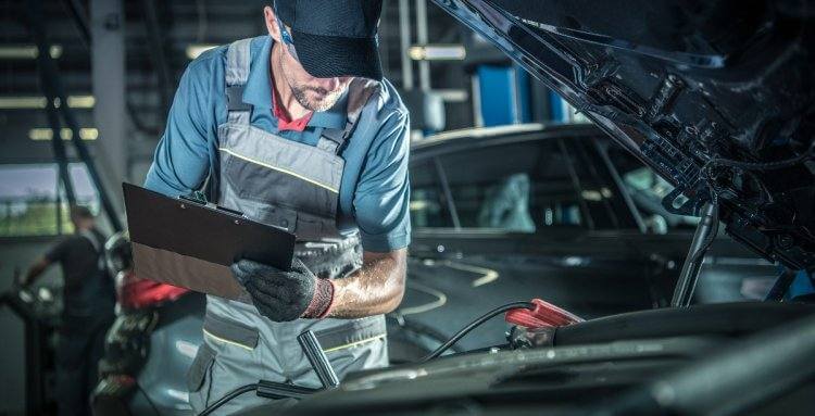 ¿CADA CUÁNTOS KILÓMETROS DEBO HACER UNA REVISIÓN DEL COCHE?