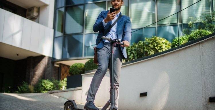 ¿ES LEGAL APARCAR UN PATINETE ELÉCTRICO EN LA CALLE?