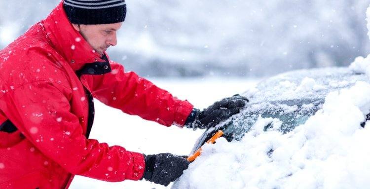 ¿CÓMO QUITAR EL HIELO DEL PARABRISAS DE TU COCHE?