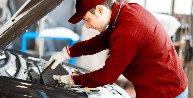 ¿QUÉ ACEITE LLEVA MI COCHE? ¿CÓMO Y CUÁNDO DEBO CAMBIARLO?