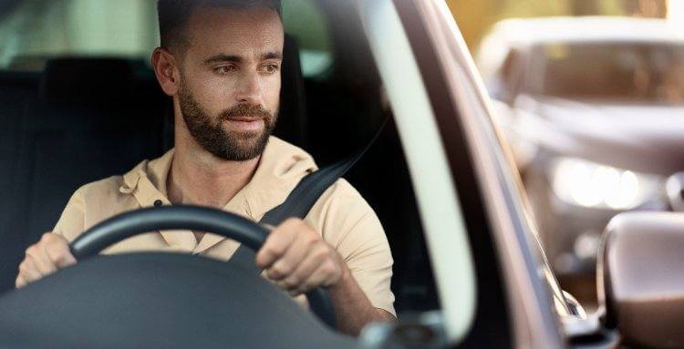 ¿POR QUÉ SE ESCUCHAN RUIDOS AL FRENAR EL COCHE?