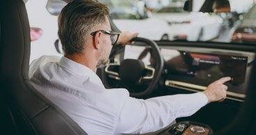 ¿Cuándo es obligatorio el uso de las luces de emergencia del coche?