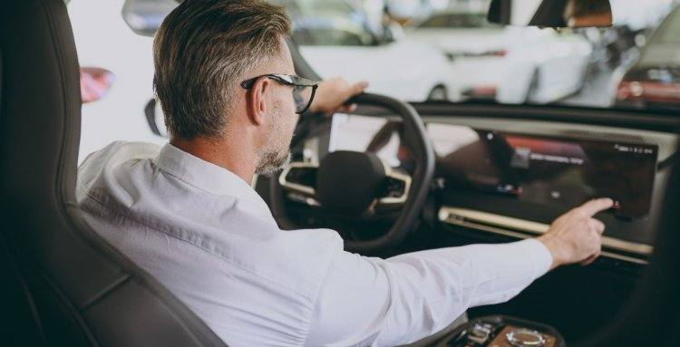 ¿Cuándo es obligatorio el uso de las luces de emergencia del coche?