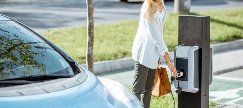 Asegurando los coches del presente y el futuro: ¿qué cubren los seguros para coches eléctricos e híbridos?