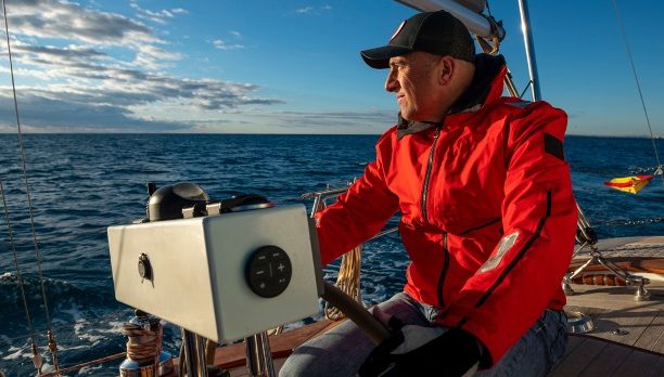 ¿Debo contratar un seguro náutico si tengo un barco de vela pequeño?