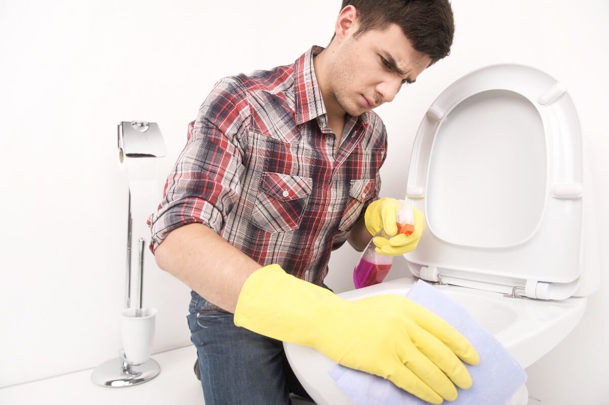 Cómo hacer limpiador casero para dejar tu baño limpio y oliendo bien