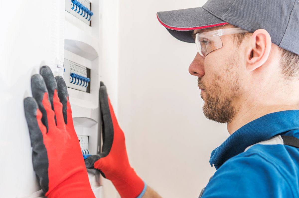 Daños eléctricos en casa: qué cubre el seguro de hogar y cómo actuar si ocurre
