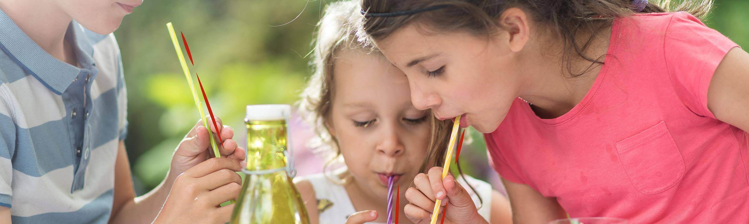 Di adiós a los refrescos: consigue que tus hijos beban agua con estos consejos