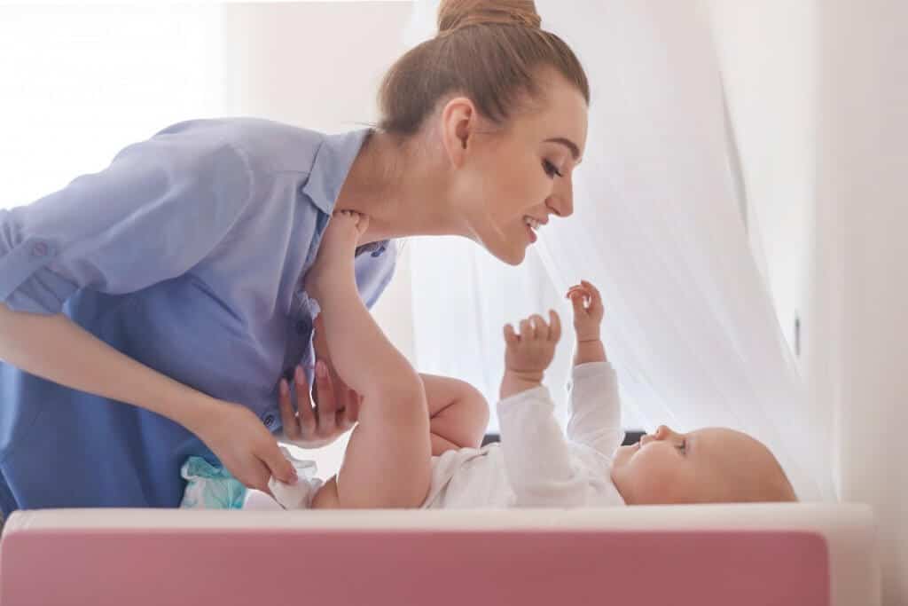 Caca de bebé con moco: causas y cómo tratarlo