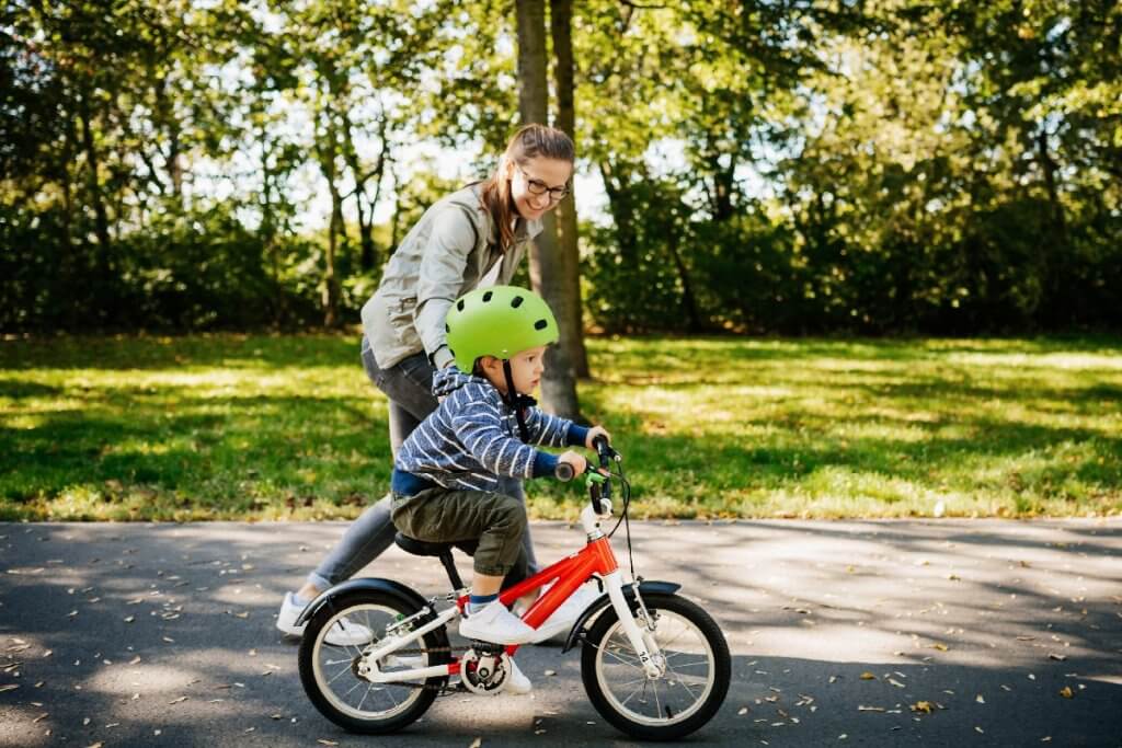 Cómo enseñar a montar en bici a tus hijos