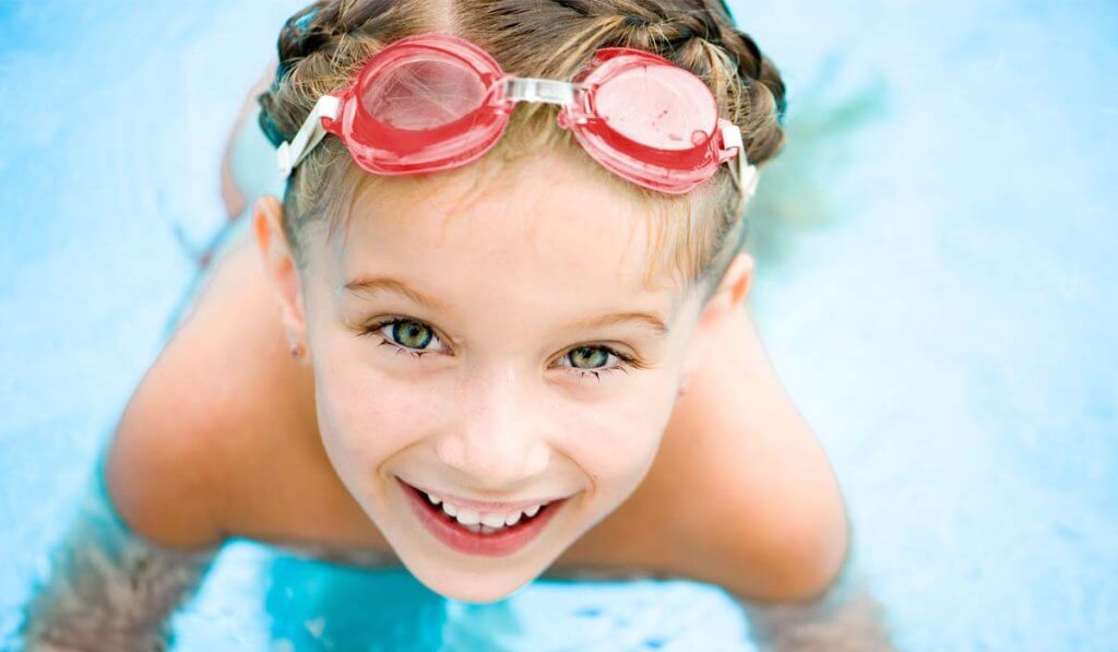 ¿Qué es la conjuntivitis de piscina en niños?
