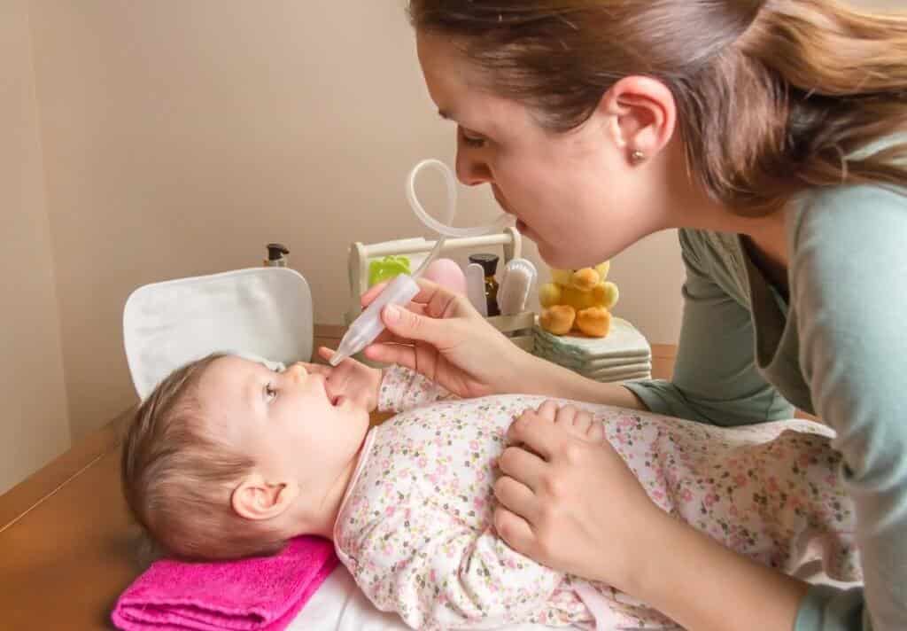 Lavado nasal para quitar los mocos a un bebé