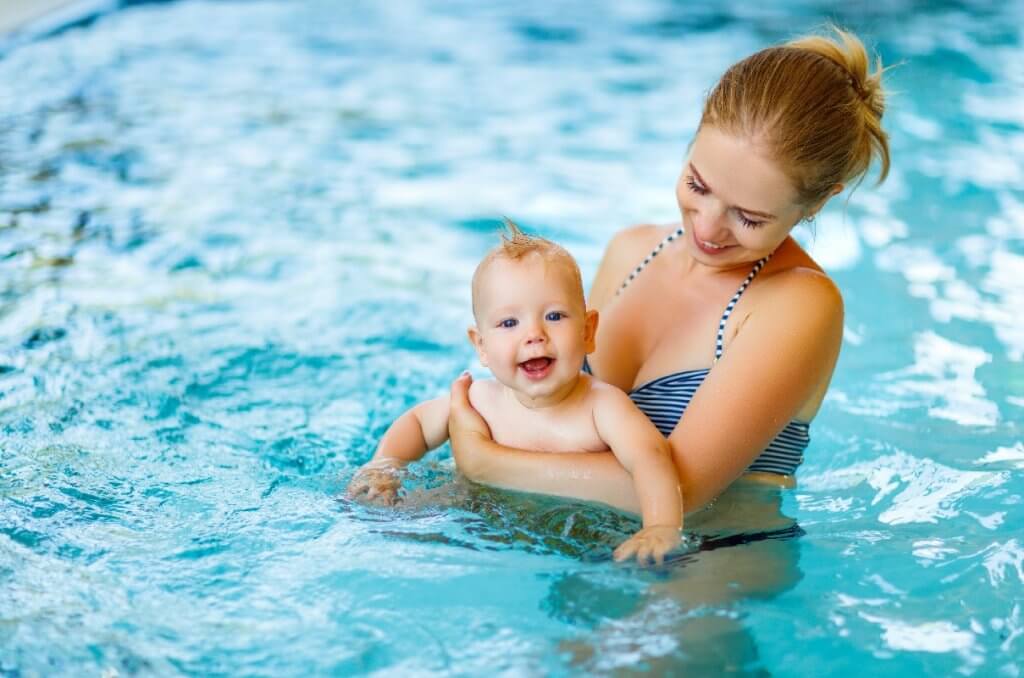 ¿Cuándo se puede bañar un bebé en la piscina? Recomendaciones para su piel