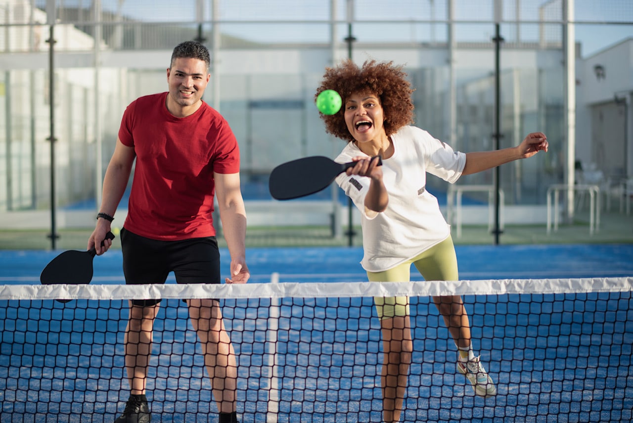 Qué es el pickleball, cómo se juega y beneficios para tu salud