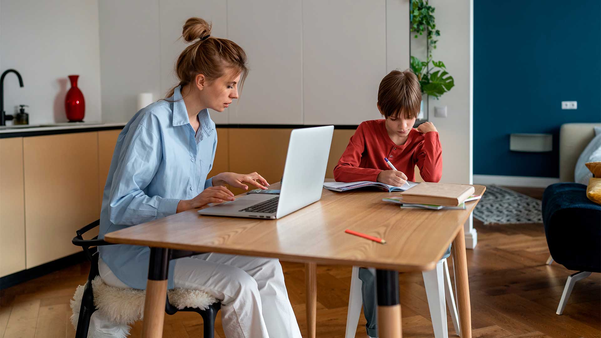 Mujer emprendedora equilibrando trabajo y vida familiar