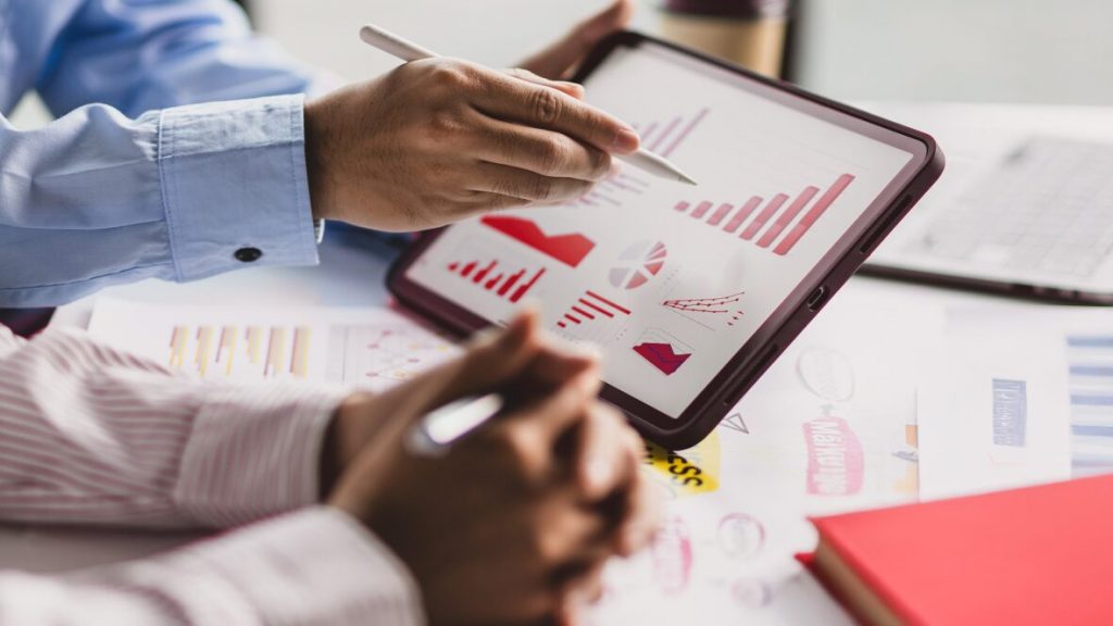 Emprendedor optimizando su página web