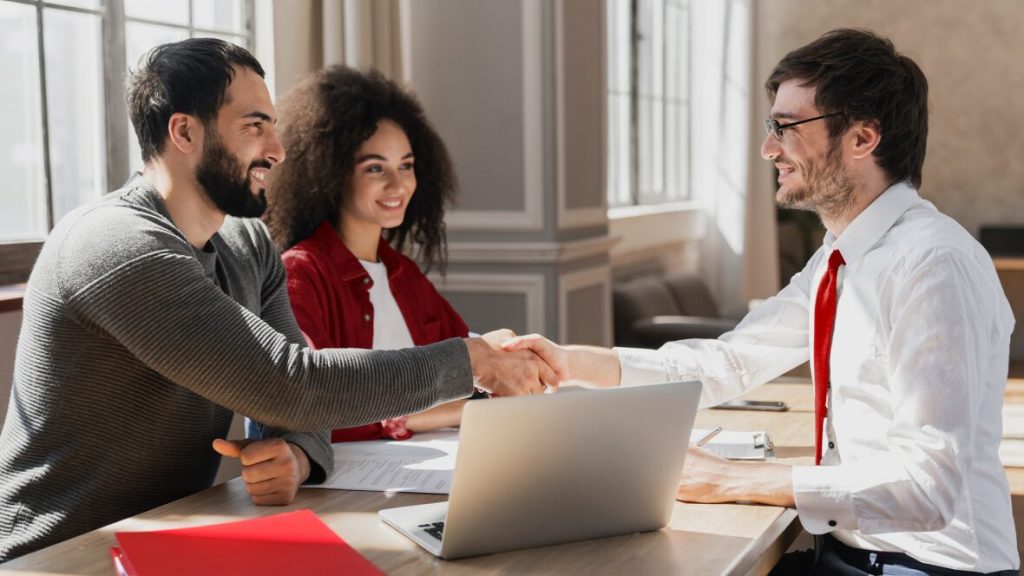 Emprendedor usando redes sociales para captar clientes
