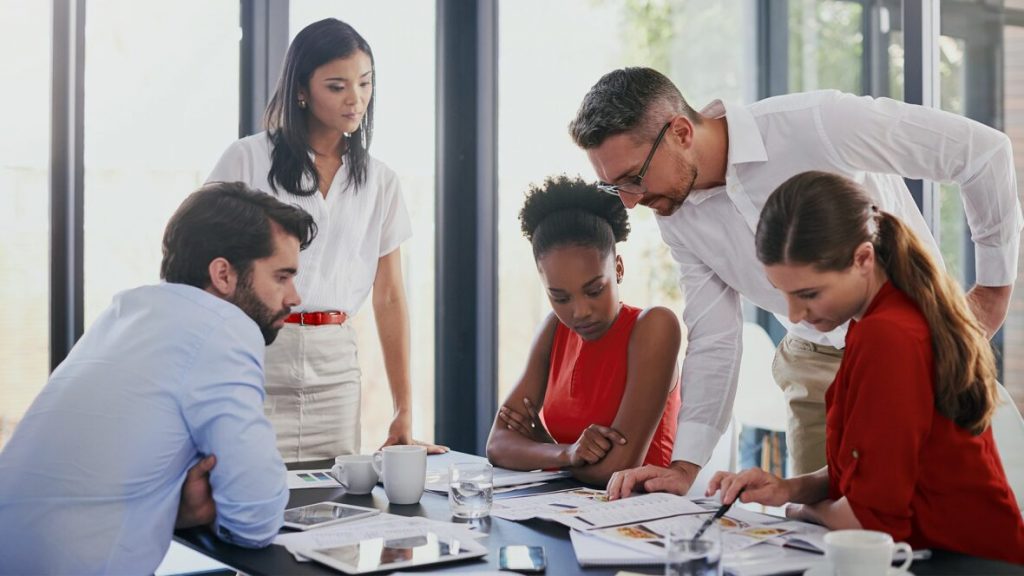 Equipo trabajando la comunicación interna en un entorno profesional