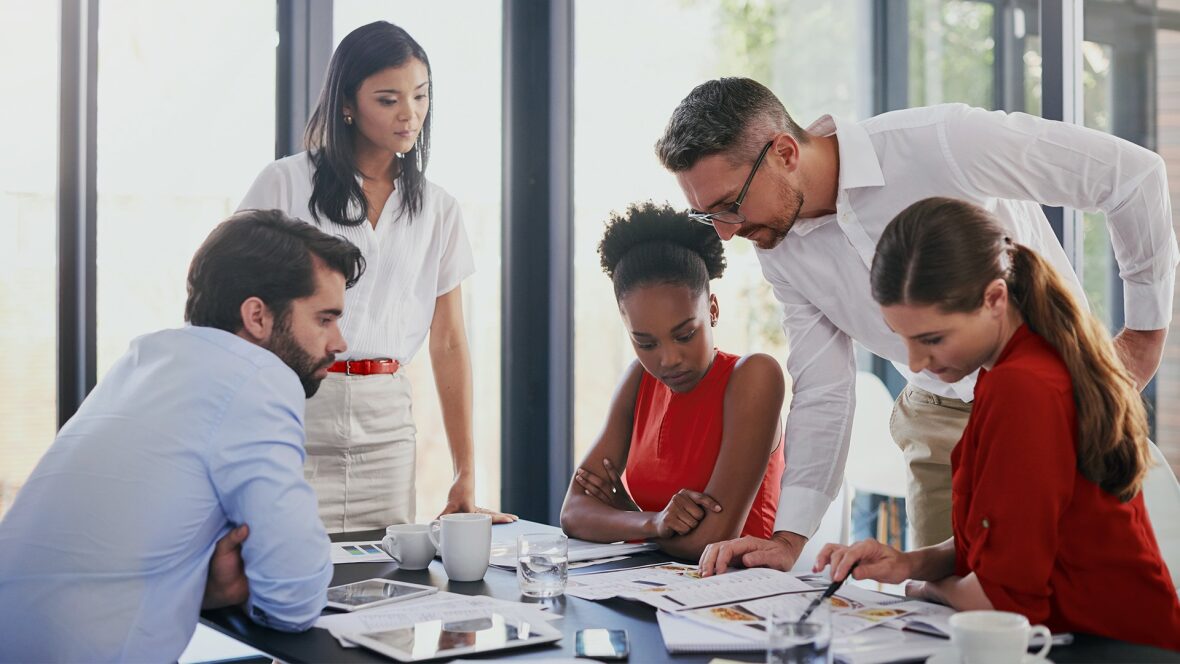 Equipo trabajando la comunicación interna en un entorno profesional