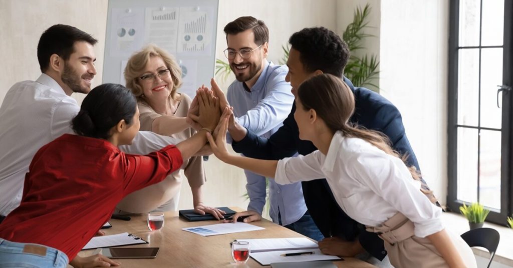 Equipo de trabajo construyendo la cultura de su empresa
