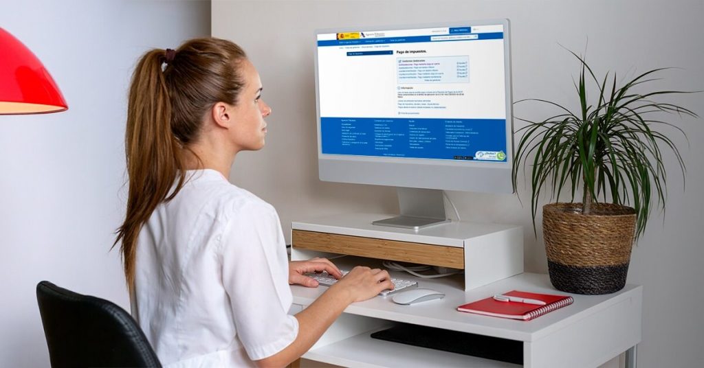 Pantalla de ordenador con la sede electrónica de la Agencia Tributaria abierta