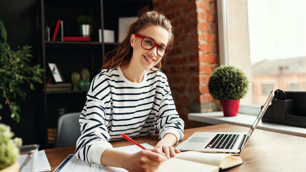 Persona usando inteligencia artificial para crear su curriculum vitae