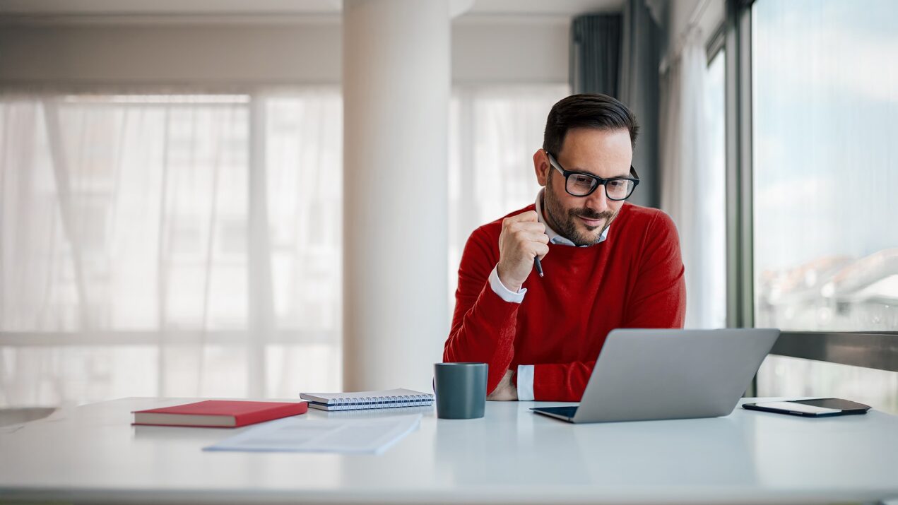 Usuario preparando su alta en el portal de empleo del SEPE desde casa