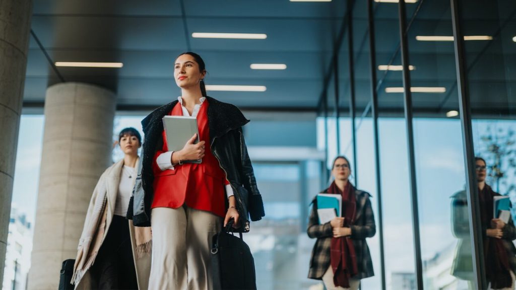 Mujer emprendedora trabajando