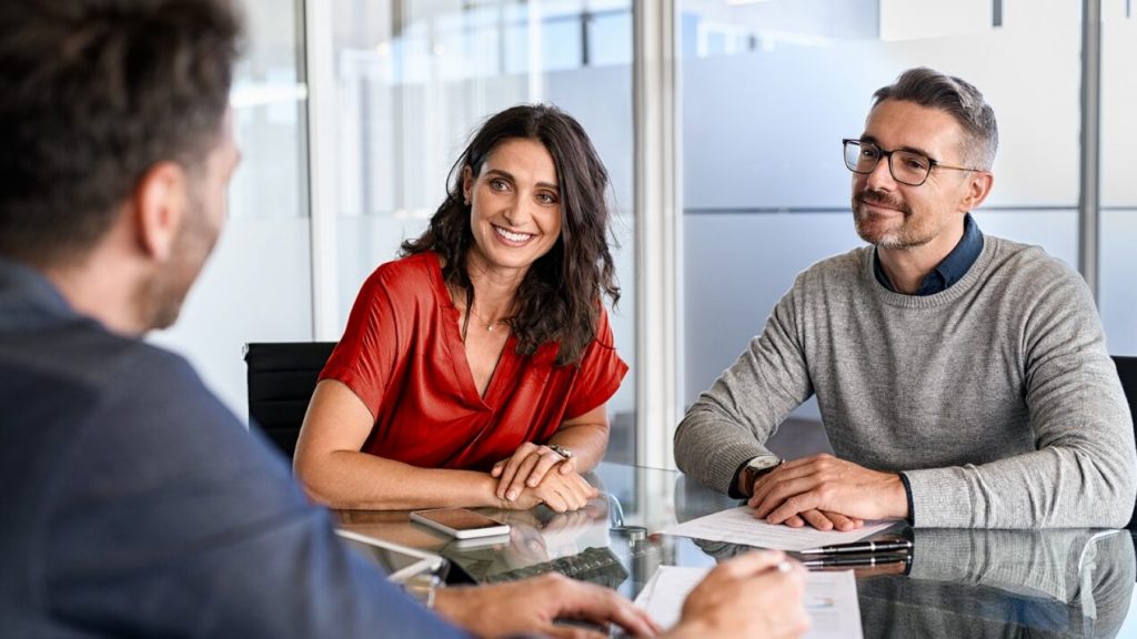 agente de seguros usando método SPIN con cliente