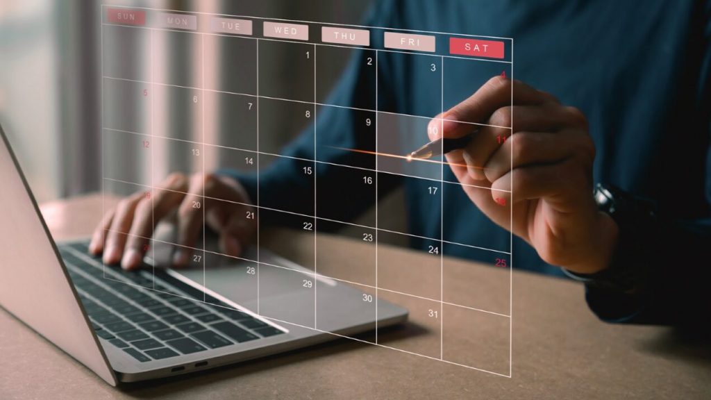Agente de seguros tachando fecha en calendario