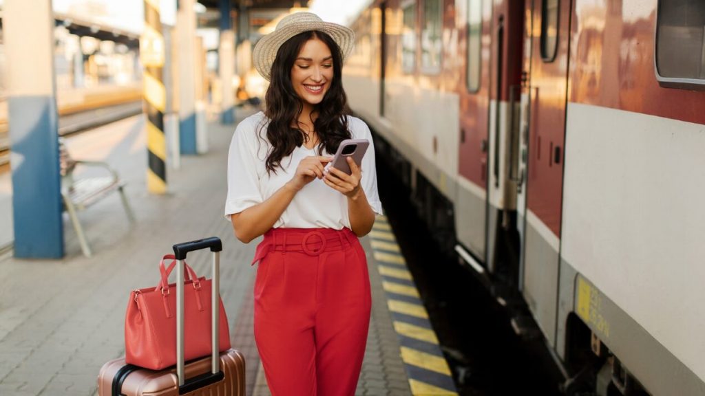 Autónomo gestionando sus ventas digitales antes de irse de vacaciones