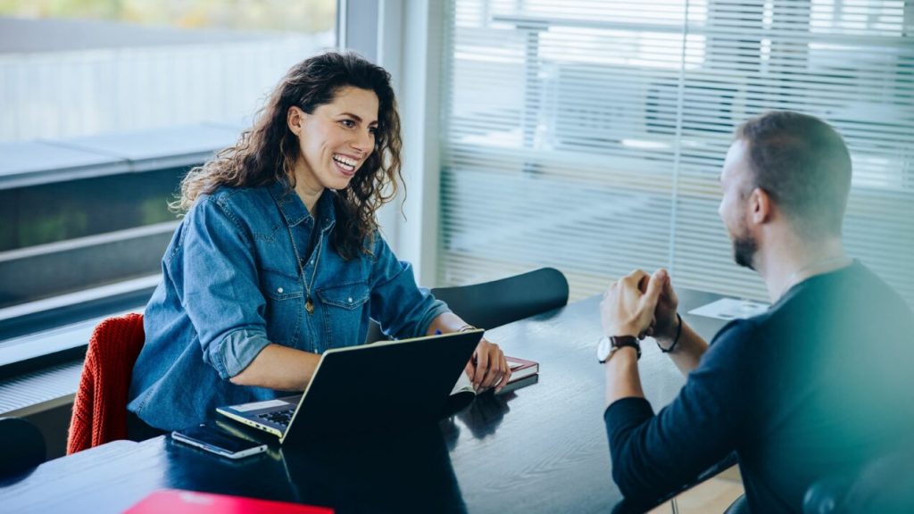 Persona preparándose para responder preguntas en una entrevista de trabajo