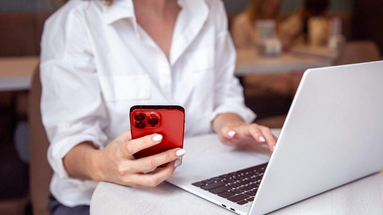Profesional de ventas usando herramientas digitales para mejorar su estrategia