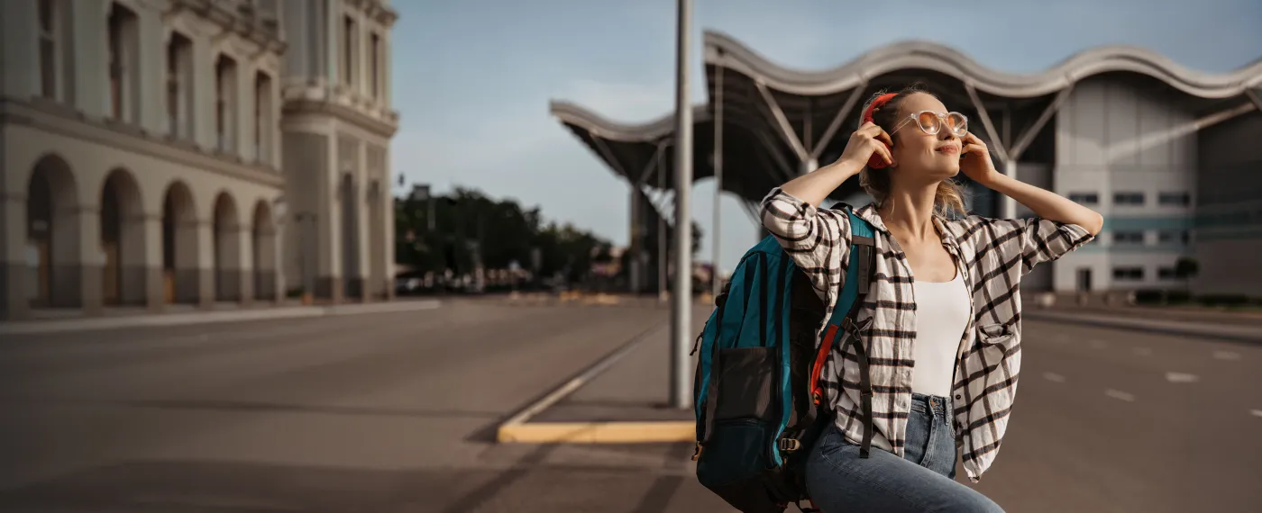 Chica con mochila y cascos puestos